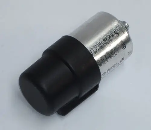 Kondensator von Daikin mit metallischem und schwarzem Gehäuse, typischer Bauform, zur Verwendung in Heizsystemen.